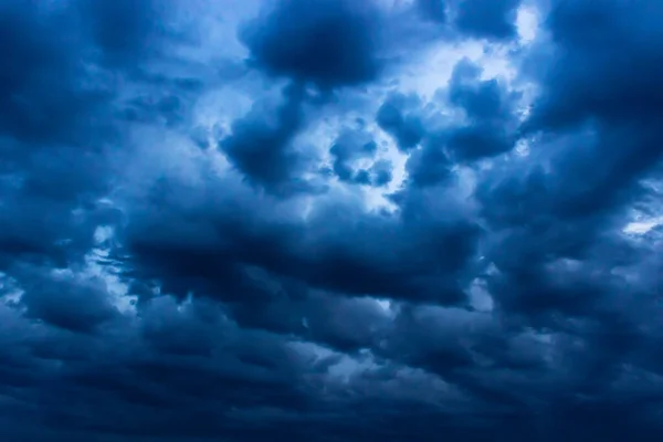 Awan badai besar yang kuat sebelum badai-guntur. Badai awan saat matahari terbenam. — Stok Foto