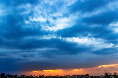 Çok renkli bulutlu gün batımı gökyüzü. Gün batımında dramatik gökyüzü.