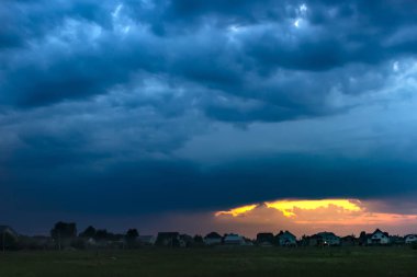 Kasırga ya da fırtınadan önce dramatik bir gökyüzü. Soyut arkaplan.