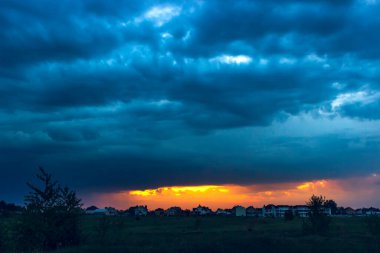 Kasırga ya da fırtınadan önce dramatik bir gökyüzü. Soyut arkaplan.