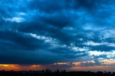 Kasırga ya da fırtınadan önce dramatik bir gökyüzü. Soyut arkaplan.