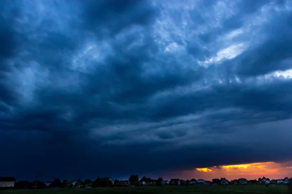 Dramatischer Himmel vor Hurrikan oder Sturm. Abstrakter Hintergrund. — Stockfoto