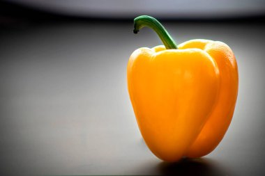 Koyu arkaplanda sarı biber.