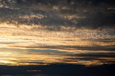 Gün batımında bulutlarla güzel bir akşam gökyüzü.