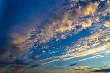 Gün batımında bulutlarla güzel bir akşam gökyüzü.