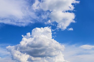 Güneşli yaz gününde beyaz bulutlu mavi gökyüzü.