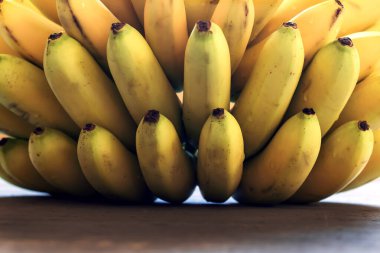 Bir sürü olgun muz arka planı. Masada taze meyve var..