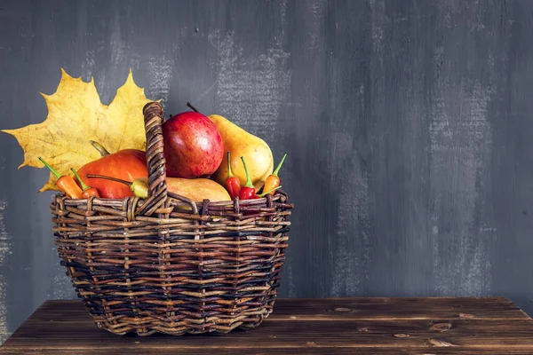 Kırsal ahşap masa üzerinde sonbahar meyveleri ve su kabaklarıyla hasat ya da Şükran Günü arkaplanı. — Stok fotoğraf