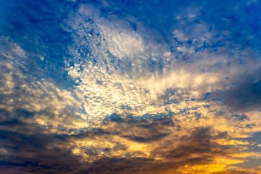 Yaz günbatımında dramatik bir gökyüzü. Güzel bulutlar.