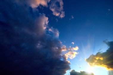 Yaz günbatımında dramatik bir gökyüzü. Güzel bulutlar.