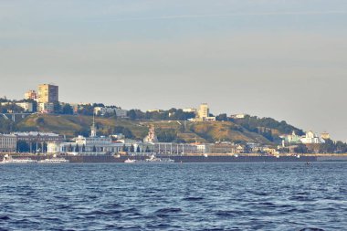 NIZHNIY NOVGOROD, RUSSIA - 22 Haziran 2019: Volga Nehri 'nden Nizhny Novgorod' un sabahı. Sabah vakti Yaz Şehri.
