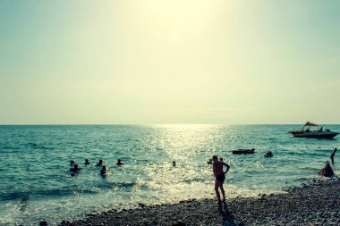 SOCHI, RUSSIA - 27 HAZİRAN 2018: Loo, Sochi 'de deniz kenarındaki çakıl taşı plajında tatilciler.