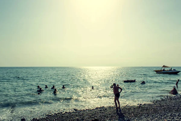 SOCHI, RUSSIA - 27 HAZİRAN 2018: Loo, Sochi 'de deniz kenarındaki çakıl taşı plajında tatilciler.