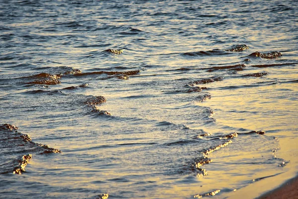 Belas ondas no rio ao pôr-do-sol de verão. — Fotografia de Stock