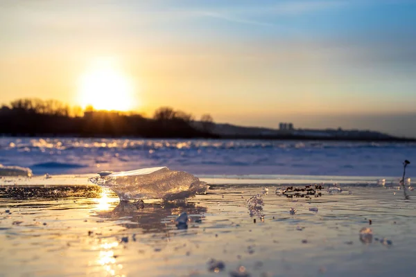 Transparent isblock vid frusen yta med reflektion och solnedgång himmel. Vinterfloden Volga. — Stockfoto