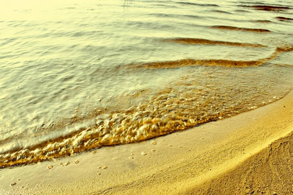Belas ondas na areia do rio no dia de verão. — Fotografia de Stock