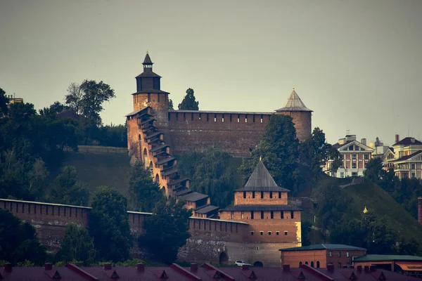 NIZHNIY NOVGOROD, RUSSIA - czerwiec 22, 2019: Widok na poranek Niżny Nowogród z rzeki Wołgi. Letnie miasto w godzinach porannych. Niżny Nowogród Kreml. — Zdjęcie stockowe