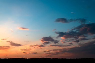 Yaz günbatımında romantik bir gökyüzü. Güzel bulutlar.
