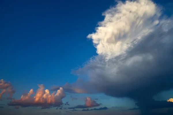 Céu dramático no pôr-do-sol de verão. Lindas nuvens. — Fotografia de Stock