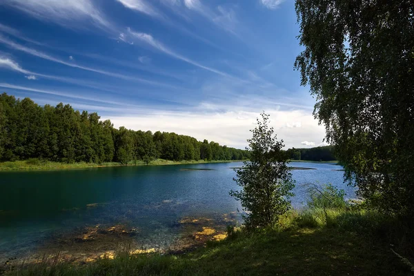 Linda paisagem de verão perto do lago com água azul. Lake Key na região de Nizhny Novgorod. — Fotografia de Stock