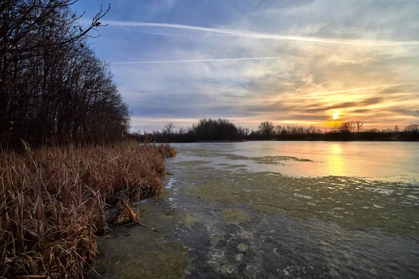 Pôr do sol no lago congelado na noite de outono. — Fotografia de Stock