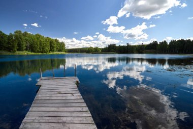 Mavi suyla göl kenarındaki güzel yaz manzarası. Nizhny Novgorod bölgesindeki Göl Anahtarı.