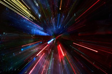 Neon ışıklarının dokusu uzun pozlu. Gelecekte seyahat etmek. Tatil için ışıklandırma.