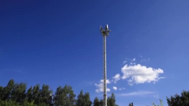 Hücre kulesi antenlerinin veri iletimi zamanaşımı, mobil iletişim için tekrarlayıcılar ve internet, GPS, cep telefonu, 3G, 4G ve hareket eden bulutlarla birlikte 5G telekomünikasyon kulesi.