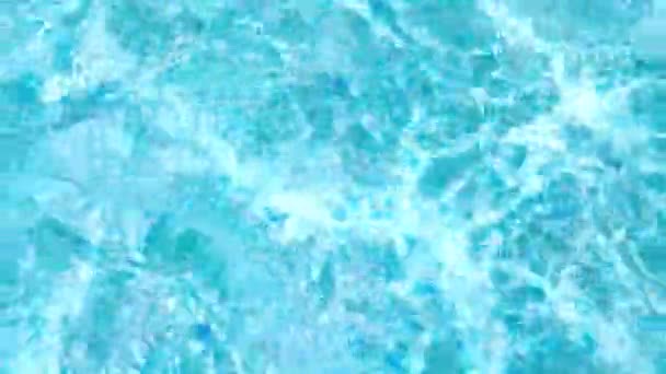 Agua azul pura en la piscina con reflejos de luz solar. Movimiento de fondo de agua. — Vídeos de Stock