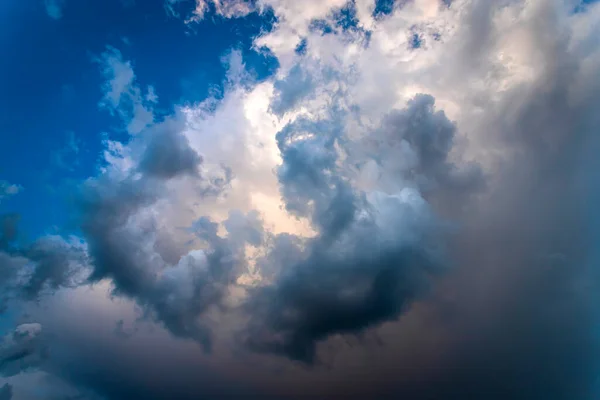 Céu dramático no pôr-do-sol de verão. Lindas nuvens. — Fotografia de Stock