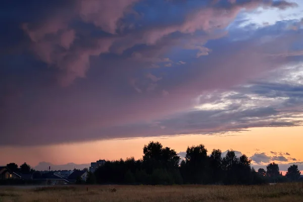 Langit dramatis saat matahari terbenam di musim panas. Awan indah. — Stok Foto