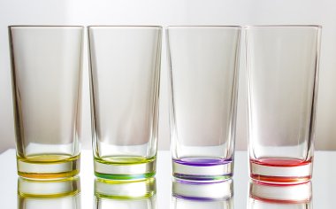 Beyaz bir arka plan üzerinde renkli gözlük.