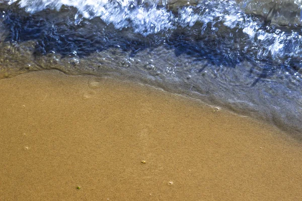 Praia de areia e onda — Fotografia de Stock