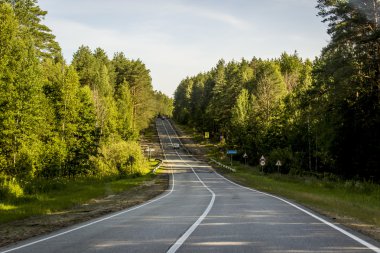 asfalt yol yeşil alan ve üzerine yaz günü mavi gökyüzünde bulutlar