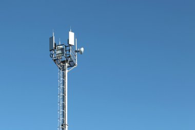 hücresel kule mavi gökyüzü arka plan üzerinde