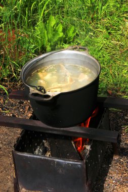 bir tavada ateş üzerinde pişirme balık çorbası