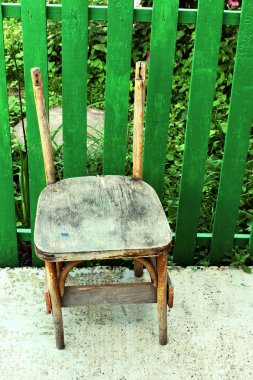 Eski kırık sandalye