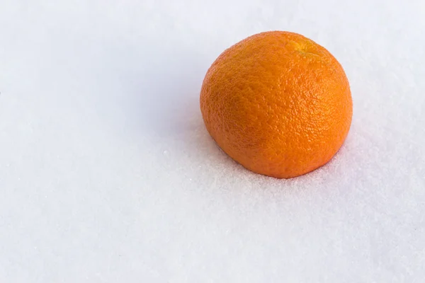 Mandarin på snö närbild — Stockfoto