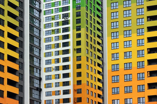Wielo--kolorowy Budynek wielokondygnacyjny — Zdjęcie stockowe