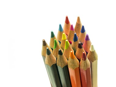 Beyaz arkaplanda izole edilmiş renkli kalemler yakın plan