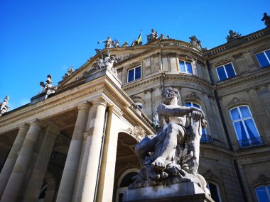 Stuttgart, Almanya - 23 Eylül 2018: Stuttgart Yeni Kalesi, Almanya 'da Dük Carl Eugen von Wuerttemberg tarafından inşa edilen son büyük Barok şatosu tesisleri (1744 - 1793)) 
