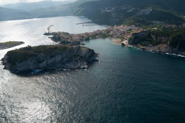 Amasra, Batı Karadeniz kıyısında, Bartin ilinin bir ilçesidir. Bölgede balıkçılık ve el işi yapılır. Amasra önemli bir turizm bölgesidir..