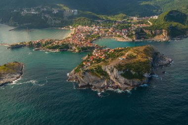 Amasra, Batı Karadeniz kıyısında, Bartin ilinin bir ilçesidir. Bölgede balıkçılık ve el işi yapılır. Amasra önemli bir turizm bölgesidir..