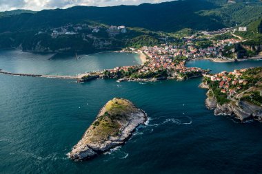 Amasra, Batı Karadeniz kıyısında, Bartin ilinin bir ilçesidir. Bölgede balıkçılık ve el işi yapılır. Amasra önemli bir turizm bölgesidir..