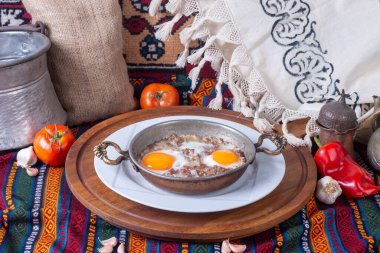 Beyaz bir tabakta pişmiş çeşitli yiyecekler.