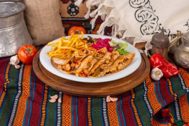 Beyaz bir tabakta pişmiş çeşitli yiyecekler.