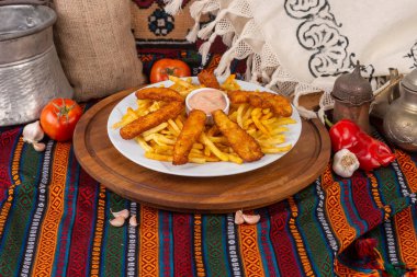 Beyaz bir tabakta pişmiş çeşitli yiyecekler.