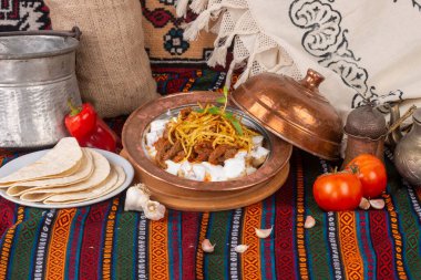 Beyaz bir tabakta pişmiş çeşitli yiyecekler.