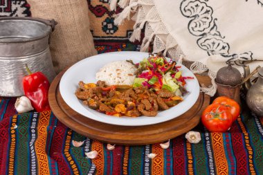 Beyaz bir tabakta pişmiş çeşitli yiyecekler.