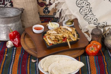 Beyaz bir tabakta pişmiş çeşitli yiyecekler.